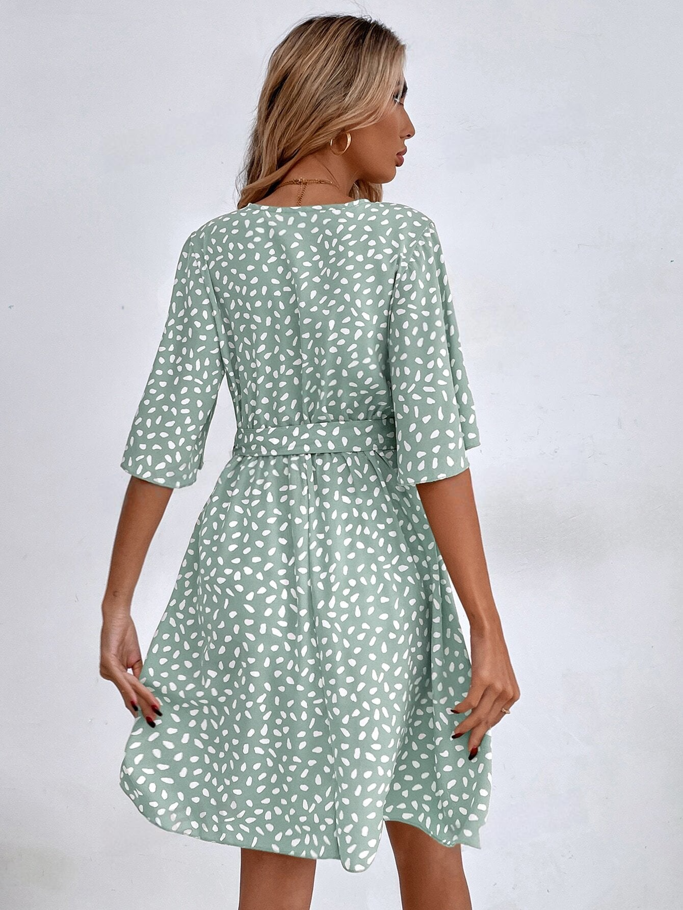 ST1347 - Vestido con cinturón con estampado de manga con volante