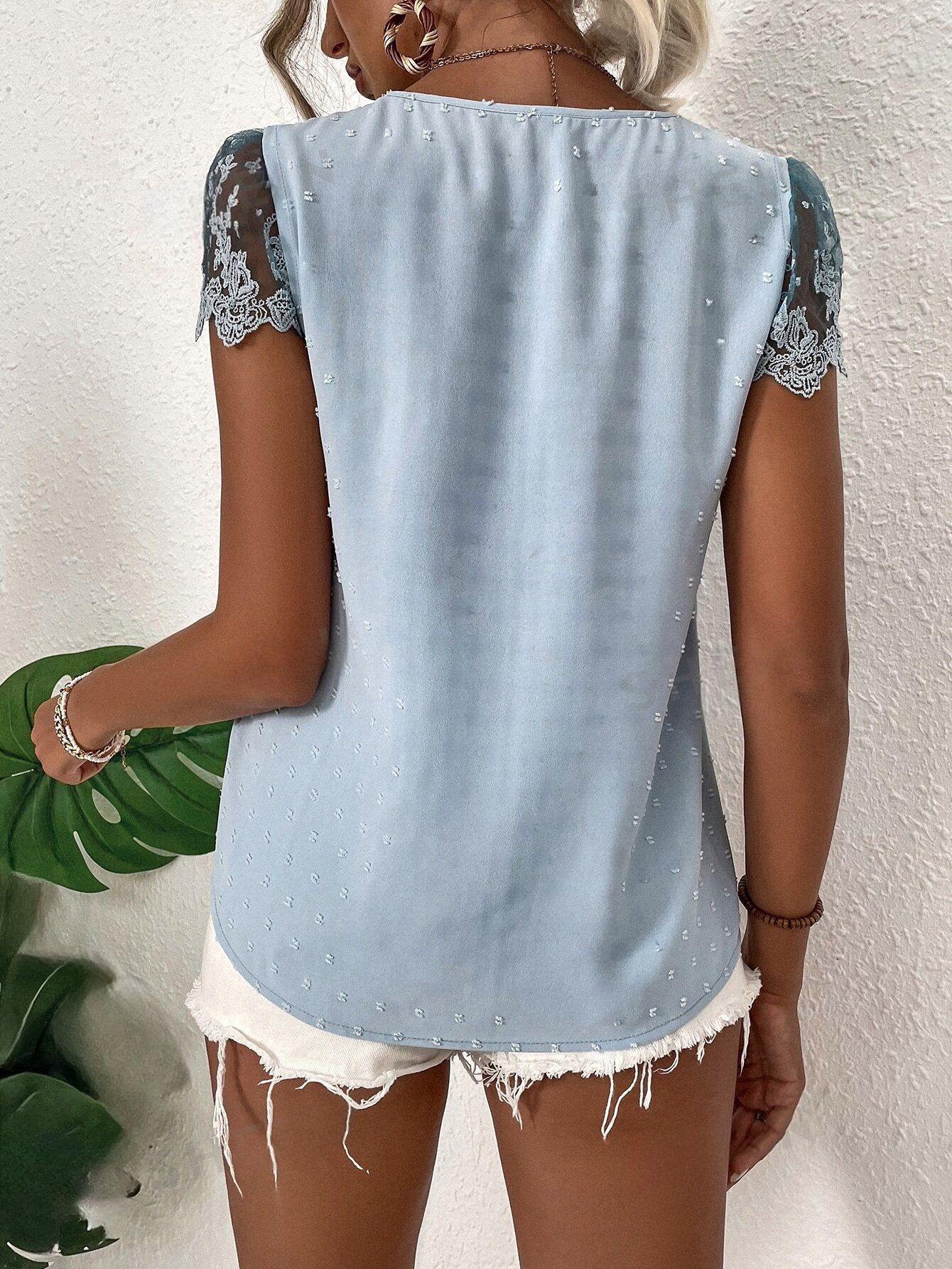 M00016 Blusa de lunares con diseño de encaje con malla con bordado en contraste