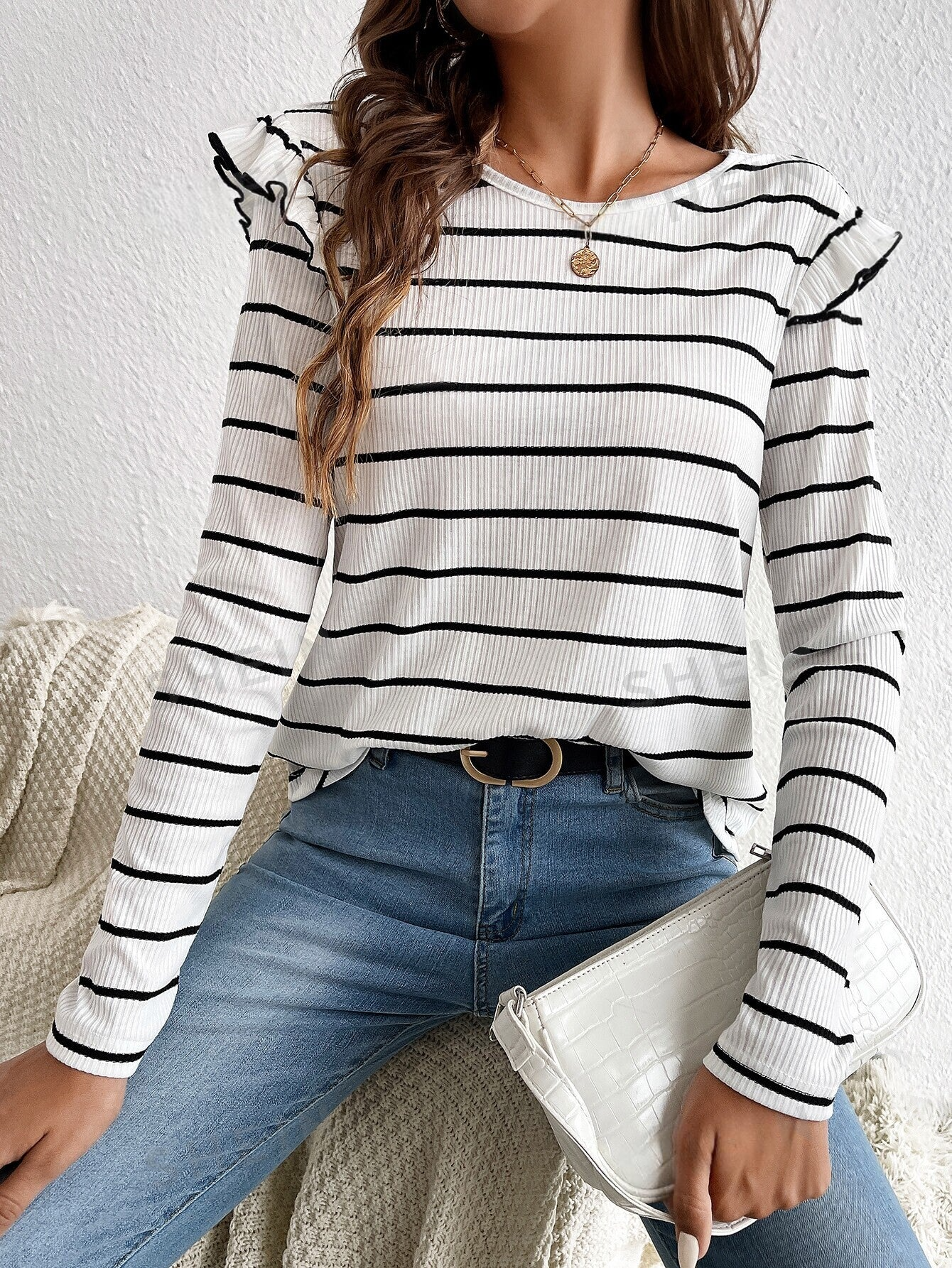 M4004 - Camiseta con estampado de rayas ribete con fruncido con botón trasero