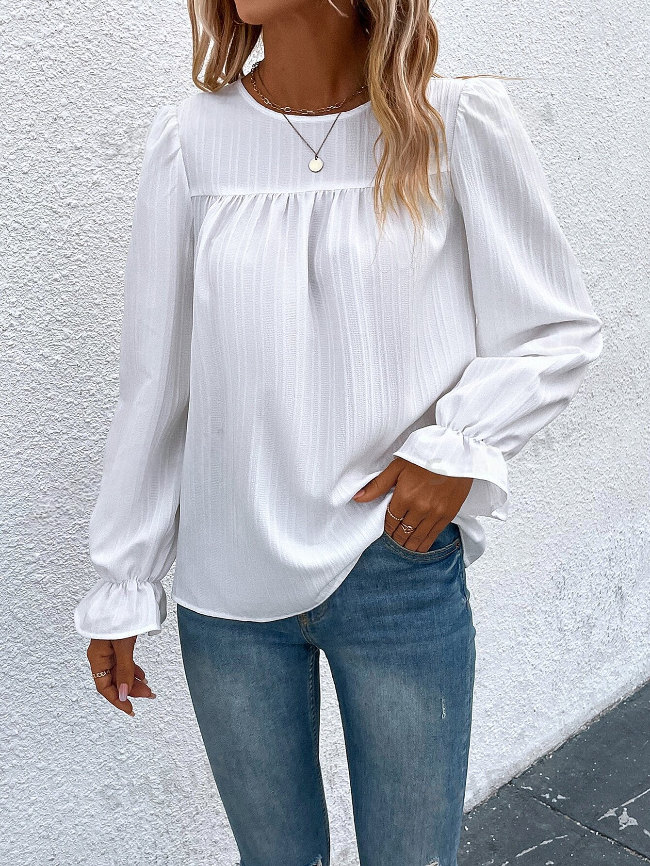 M7008 - Blusa de manga con volante de espalda con abertura de ojo