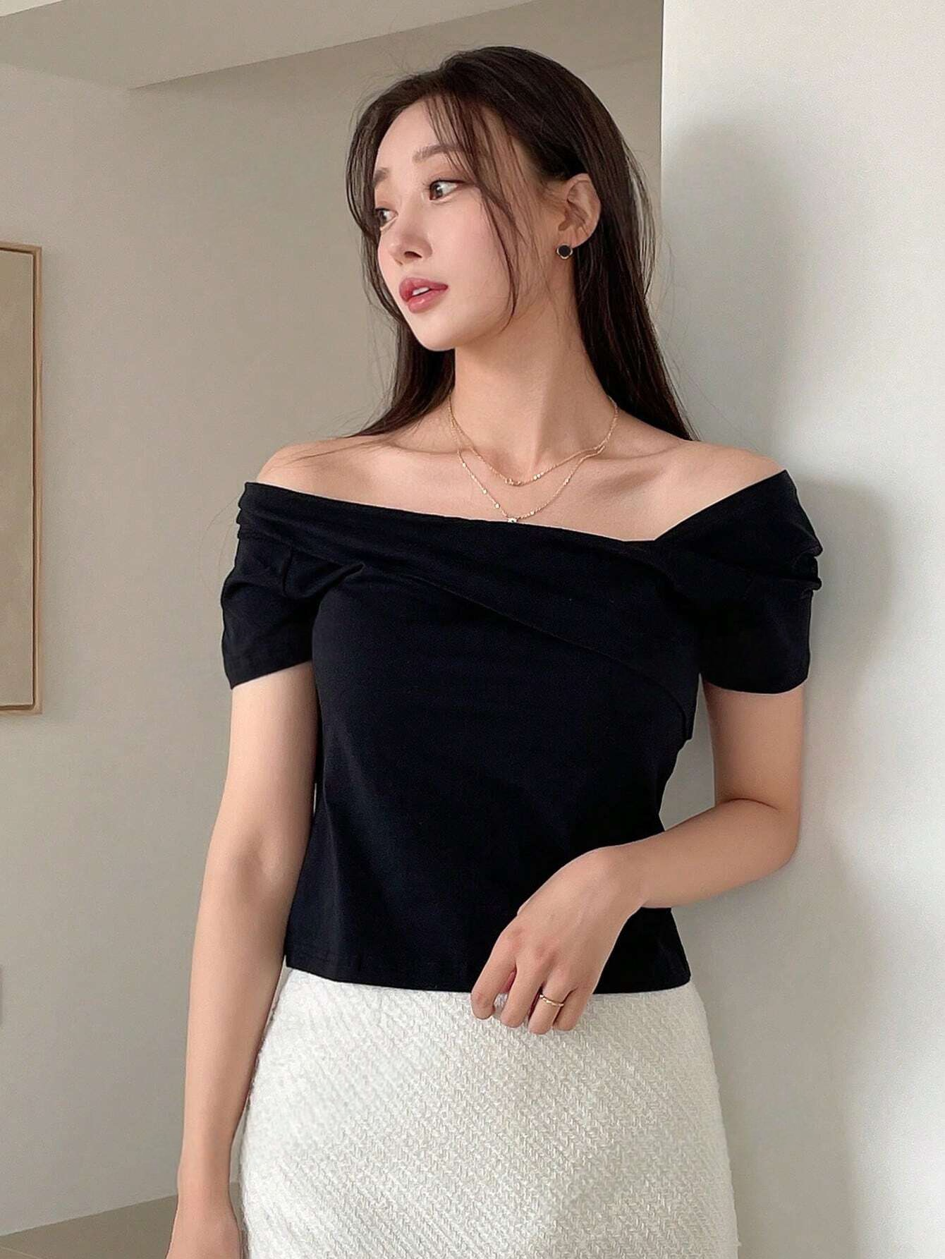 M0030 Camiseta Sólida Con Cuello Asimétrico