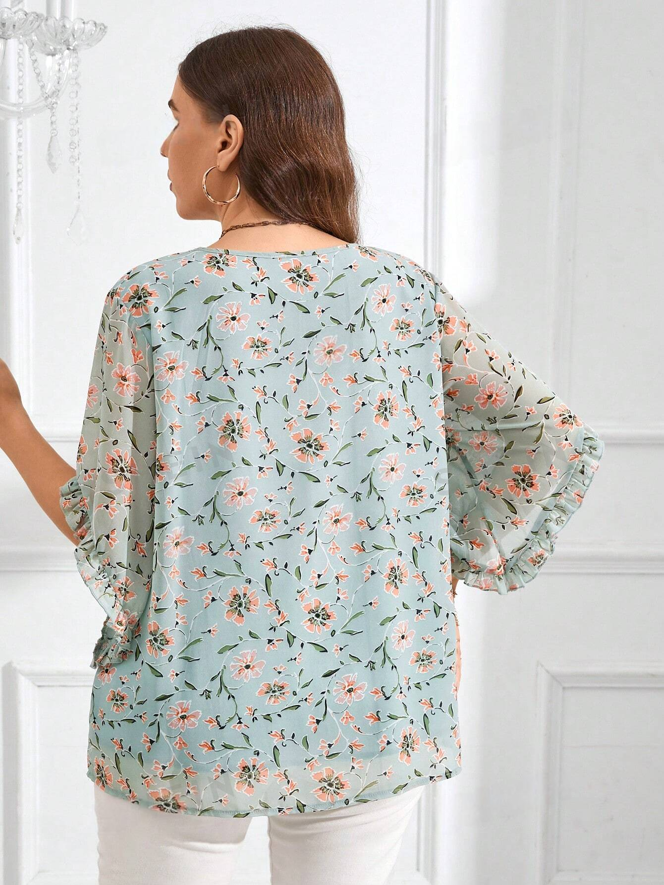 M08 Blusa plus size con cuello redondo, mangas acampanadas, estampado de flores en chiffon y dobladillo con volantes