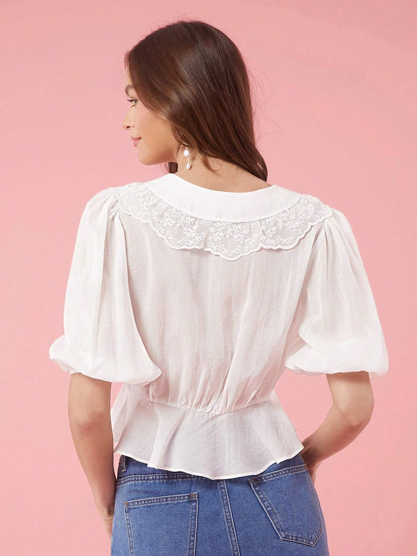 M0025 Blusa de femmes con cuello Peter Pan, contraste de color y ribete de encaje, manga abullonada y dobladillo con volante