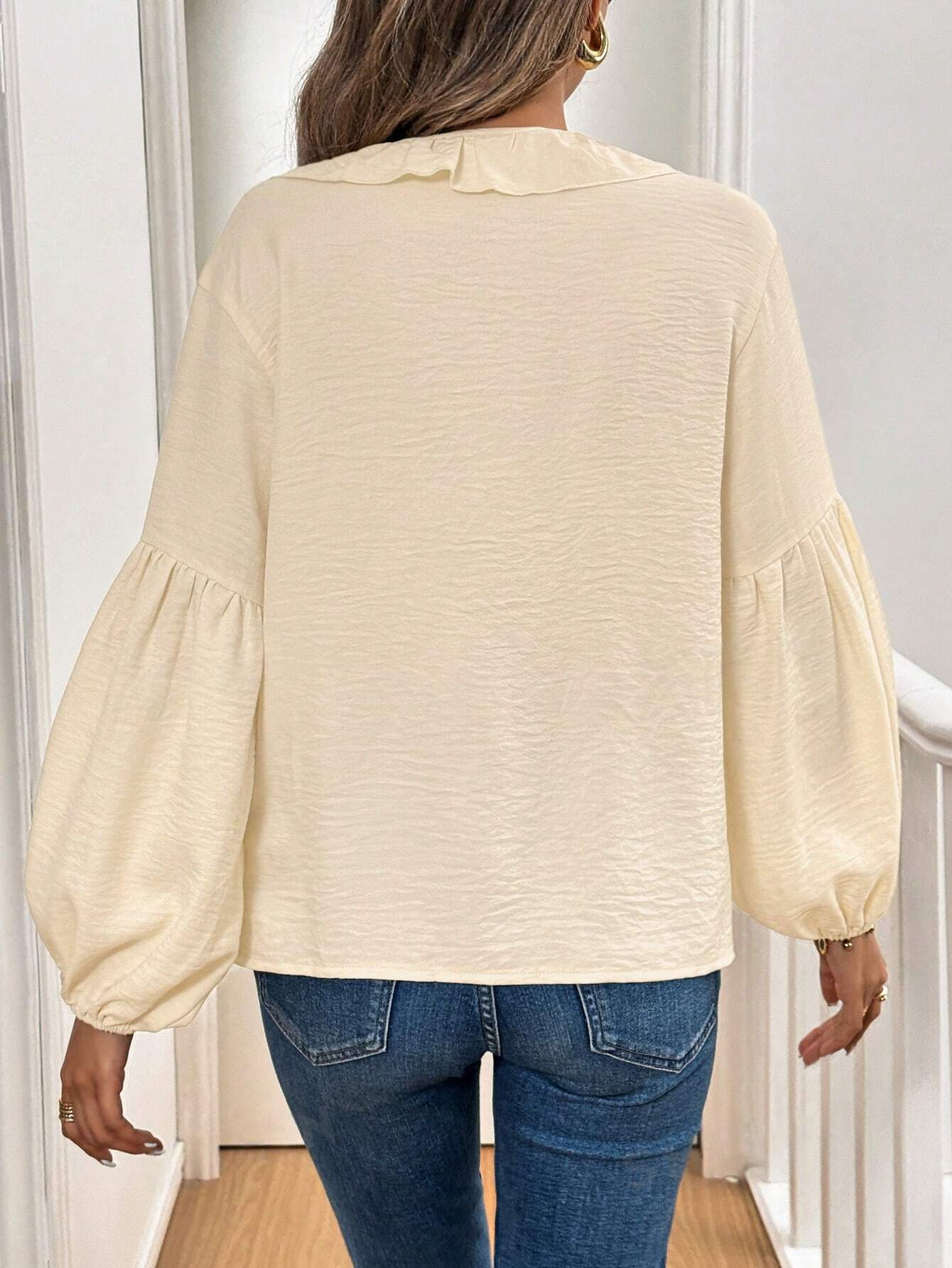 ST414 Camisa de manga larga con lazo y mangas de linterna con volantes