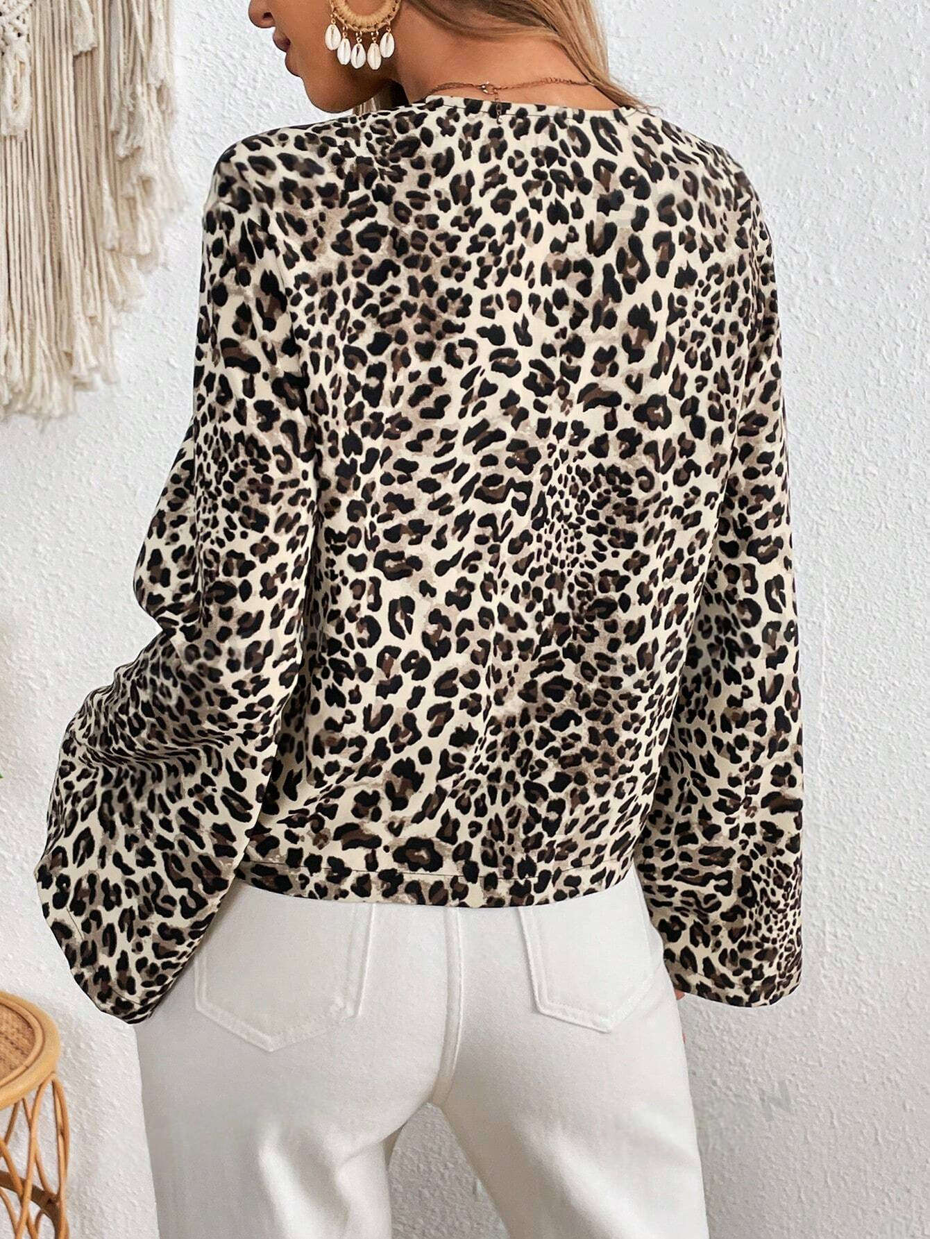 M7020 - Blusa regular de manga larga con cuello abierto, de tejido de rayón, con estampado de leopardo, para vacaciones de mujeres