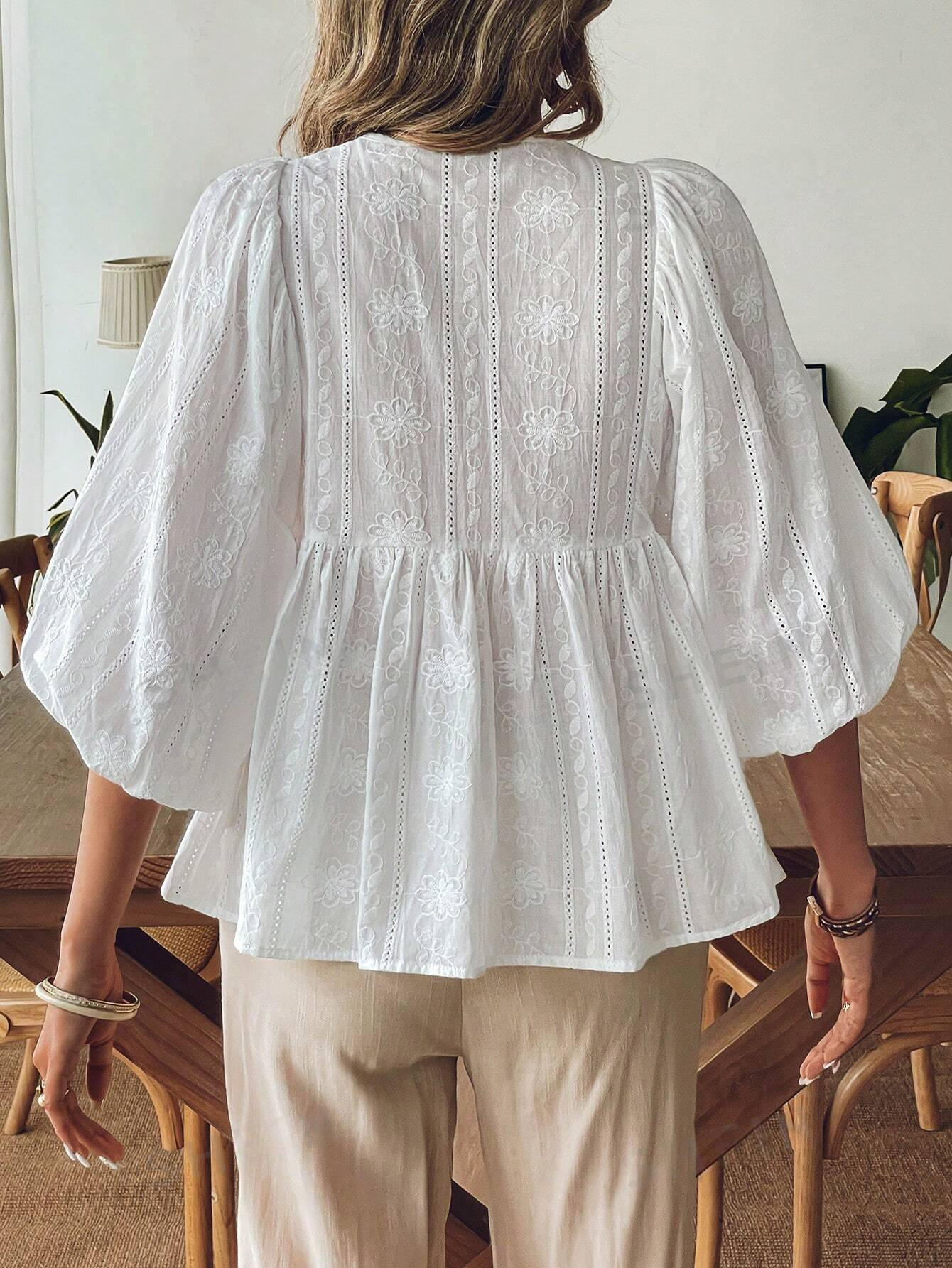 M07 Blusa elegante de cuello redondo con bordado de flores y lazo delantero para mujer