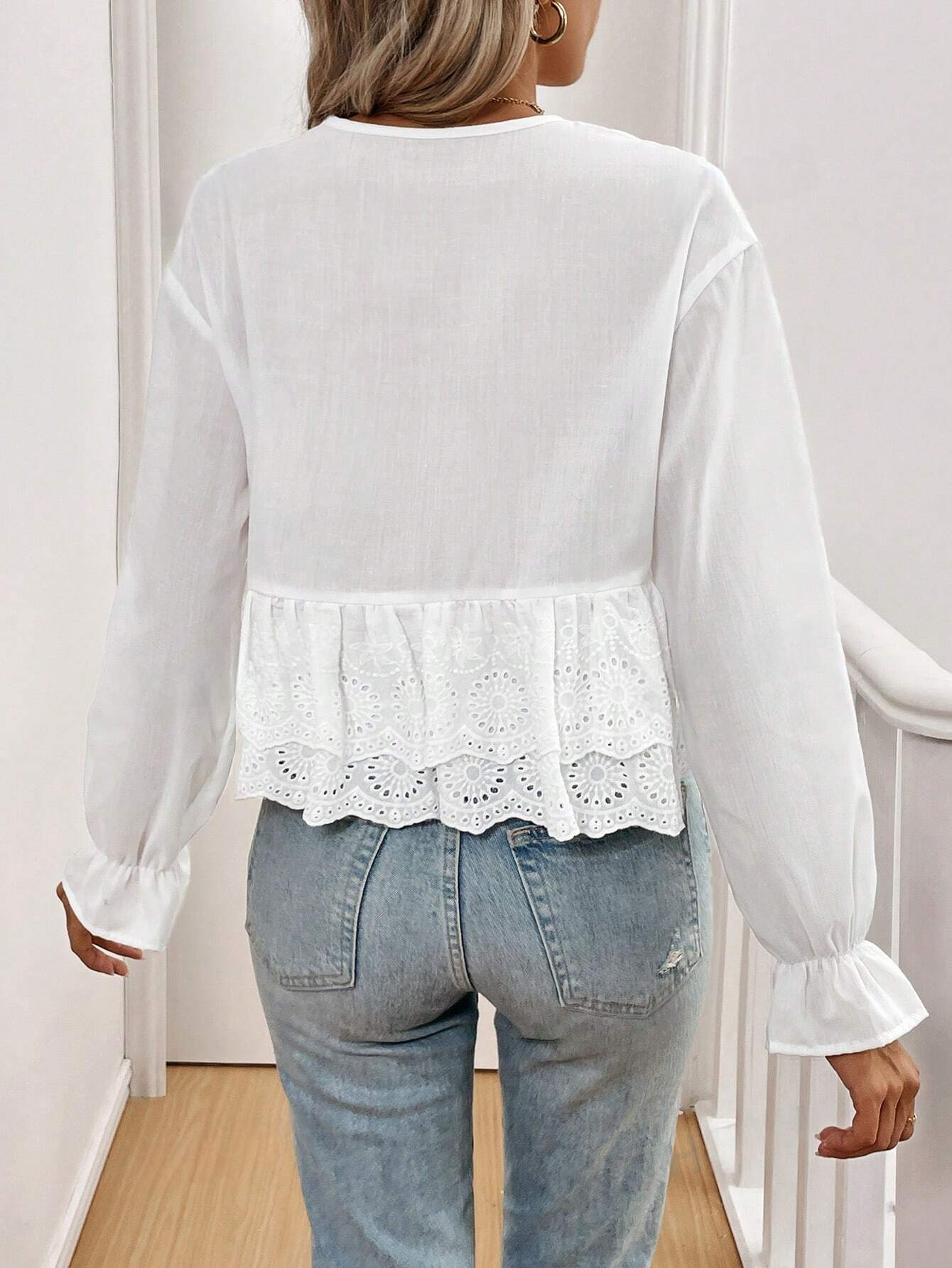 M30 Blusa de manga larga abullonada con escote en V, tiras de amarre y ribete de volantes bordados para mujeres