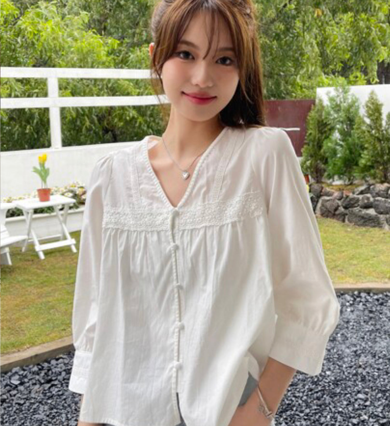 K119 Blusa Con Botones Frontales, Manga Abullonada Y Detalle De Encaje