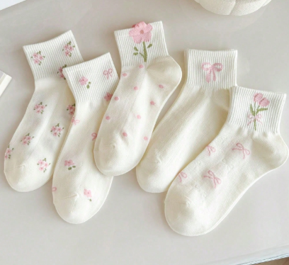 K1755 - 5 pares de calcetines cortos blancos para mujer, calcetines cortos con patrones de mariposas