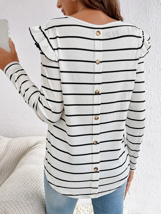 M4004 - Camiseta con estampado de rayas ribete con fruncido con botón trasero