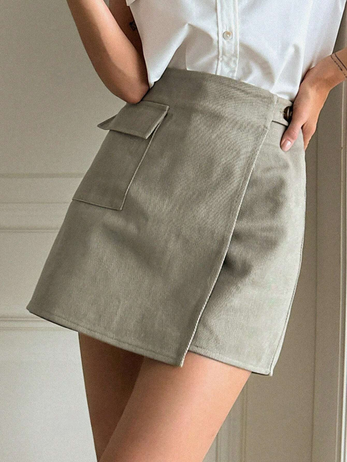 ST1206 - Skort De Bolsillo Abatible Con Envoltura Frontal