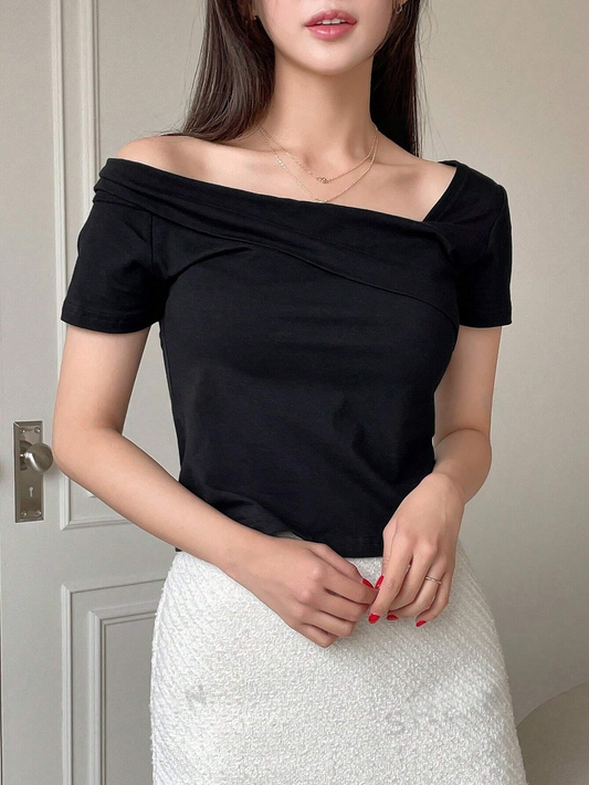 M0030 Camiseta Sólida Con Cuello Asimétrico