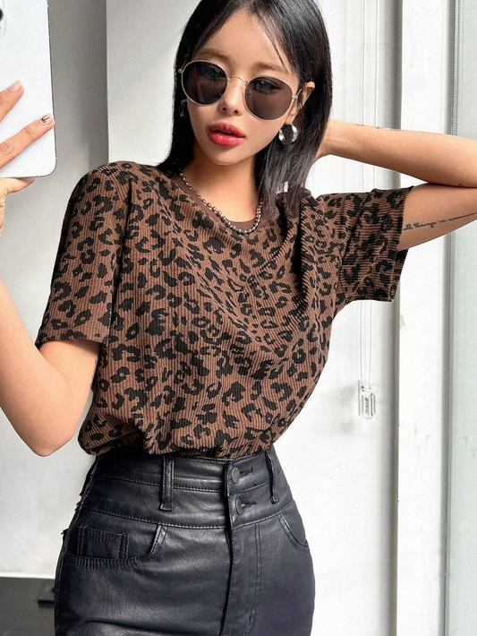 ST815 - Camiseta De Manga Corta Con Estampado De Leopardo Y Cuello Redondo De Corte Holgado