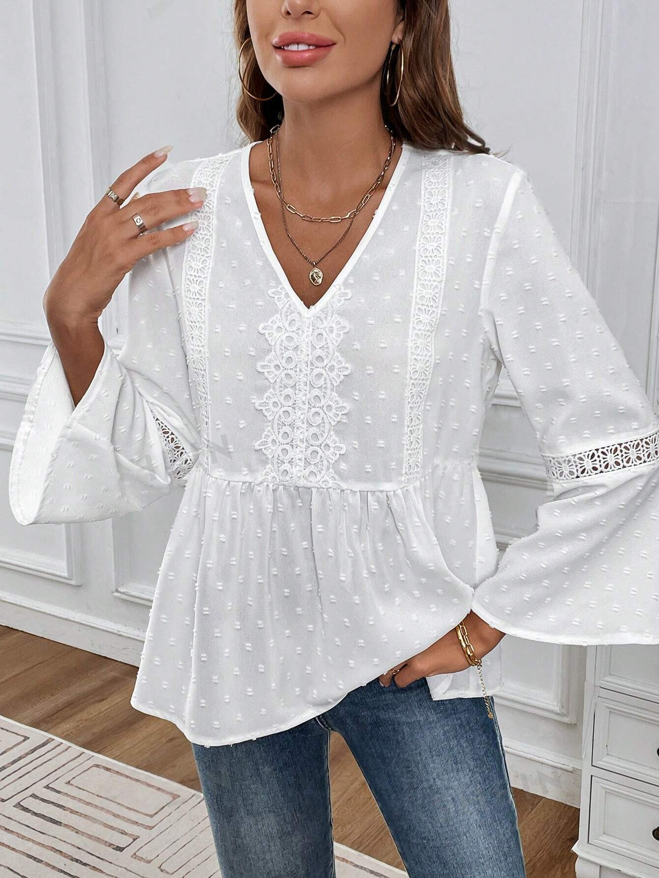 ST0707 - Blusa blanca de manga larga con Cuello en V y dobladillo de encaje, versátil