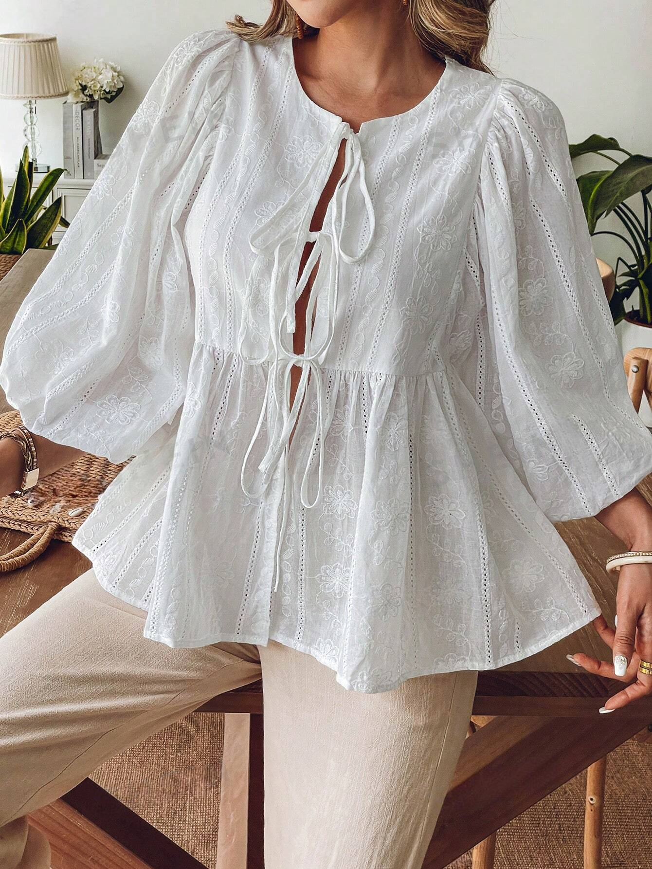 ST07 Blusa elegante de cuello redondo con bordado de flores y lazo delantero para mujer